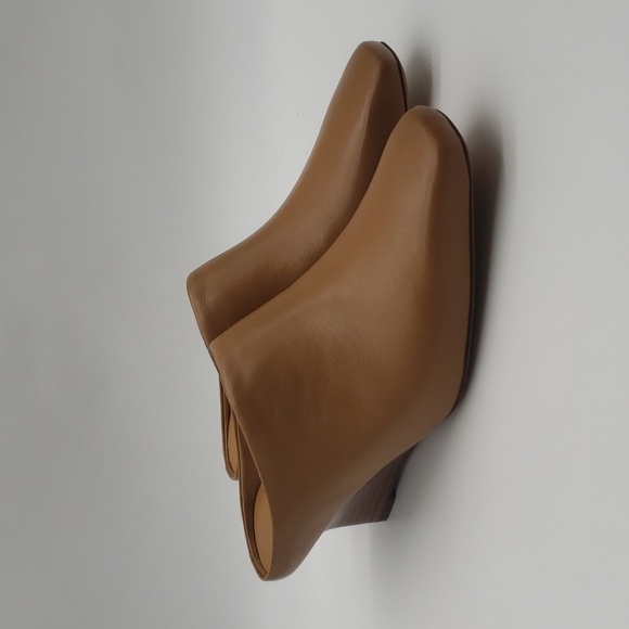 385- Vince Benita Women's Mules Genuine Leather Size 8 M Tan Color NWT - Picture 1 of 9
